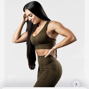 New Alphalete Amplify Bra - Canteen